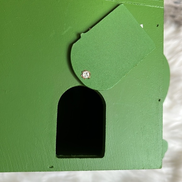 NWOT Frog Birdhouse Green with Red Flower Wood Hanging - Picture 14 of 14